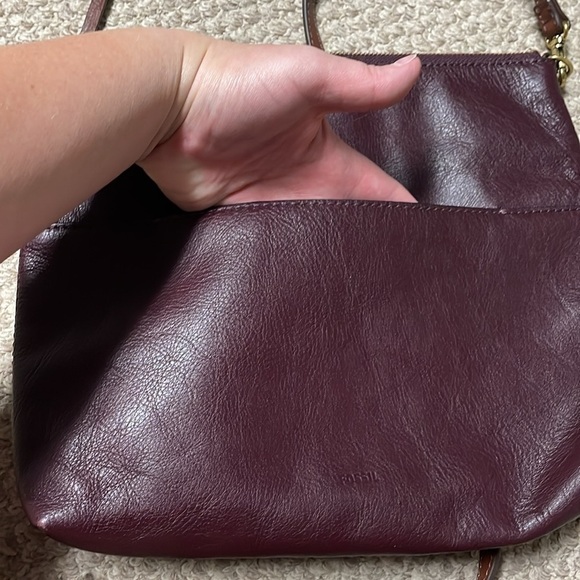 Fossil maroon color Fiona shoulder bag with multiple pockets - Picture 10 of 12